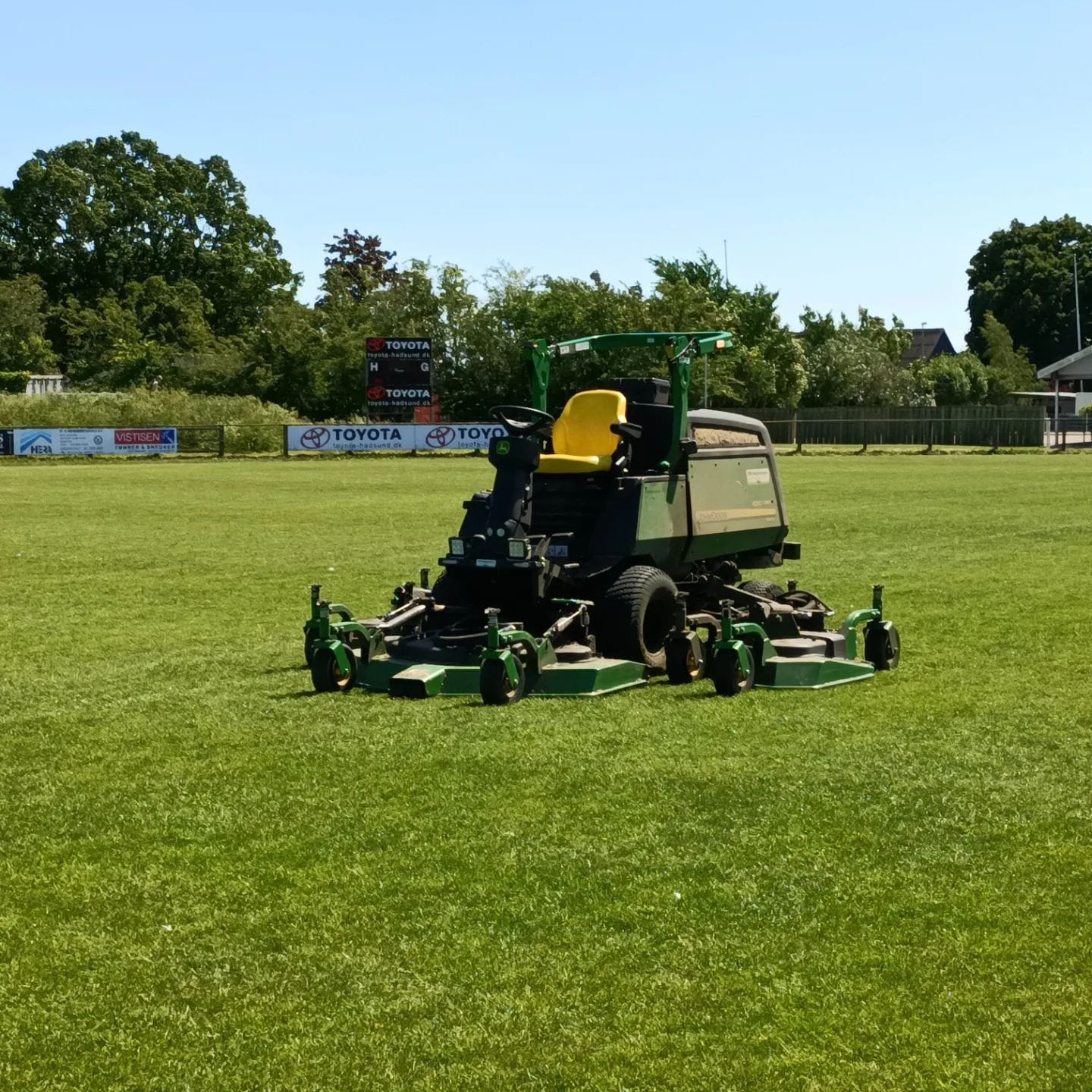 RN Naturpleje udfører præcis maskinel græsslåning for både private og erhverv og sikrer store grønne arealer et flot, ensartet udtryk