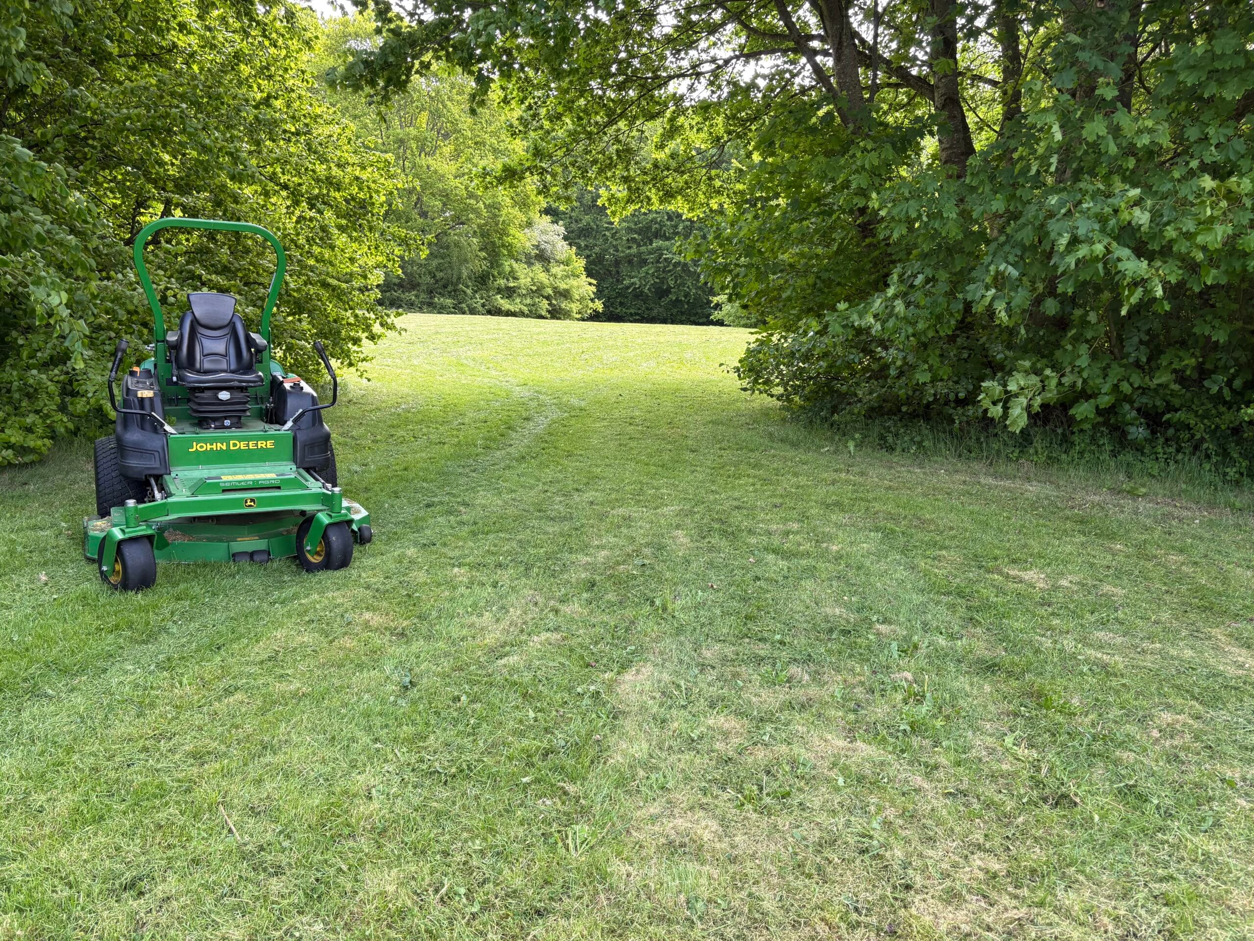 Græsslåning af Græsplæne klippet med John Deere