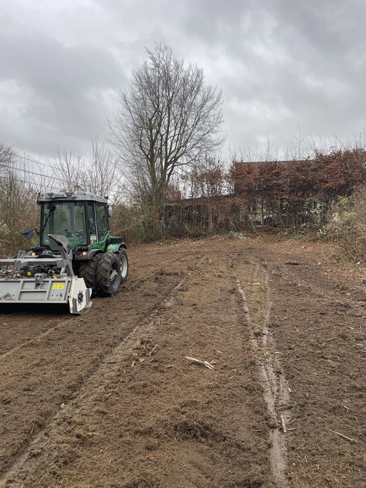 Knusning og rydning af byggegrund med maskine